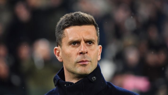 TURIN, ITALY - MARCH 09: Thiago Motta, Head Coach of Juventus, looks on prior to the Serie A match between Juventus and Atalanta at the Allianz Stadium on March 09, 2025 in Turin, Italy. (Photo by Valerio Pennicino/Getty Images) Motta: “Yildiz? Forse un errore, meglio Mbangula. Condizionati dal rigore discutibile, Vlahovic…” - immagine 1