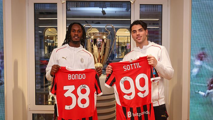 MILAN, ITALY - FEBRUARY 10: (L-R) AC Milan New Signings Warren Bondo and Riccardo Sottil pose for a picture during his visit at AC Milan Flagship Store on February 10, 2025 in Milan, Italy. (Photo by Sara Cavallini/AC Milan via Getty Images) Famiglia Sottil