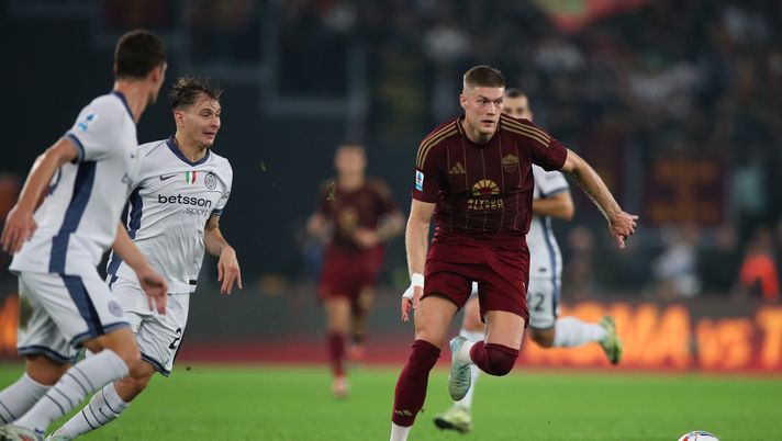 ROME, ITALY - OCTOBER 20: Artem Dovbyk of AS Roma in action during the Serie A match between AS Roma and FC Internazionale at Stadio Olimpico on October 20, 2024 in Rome, Italy. (Photo by Paolo Bruno/Getty Images) Roma-Inter 0-1: Lautaro affonda i giallorossi. Prima sconfitta per Juric in Serie A - immagine 1