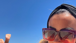 Giorgia Palmas, il lato B in spiaggia è da urlo. Selfie super sexy per lady Magnini