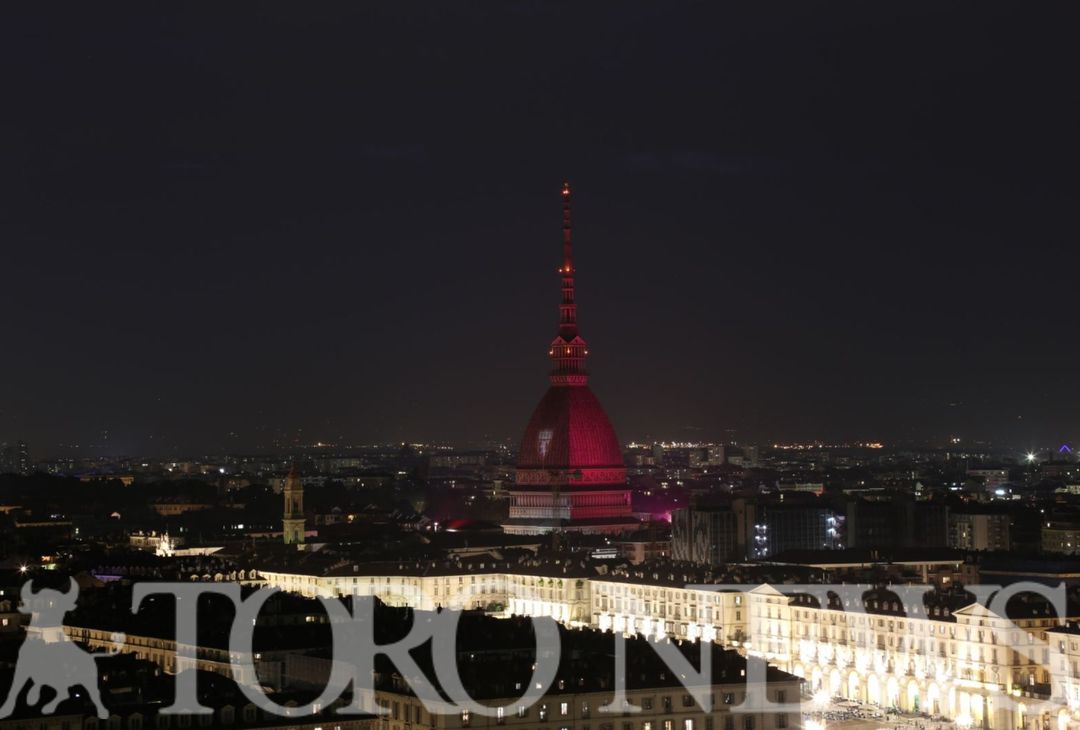 Fotogallery – La Mole si colora di granata per il 4 maggio - immagine 2
