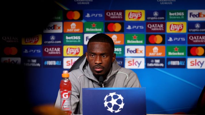 CAIRATE, ITALY - FEBRUARY 17: Fikayo Tomori of AC Milan looks on during the UEFA Champions League 2024/25 League Knockout Play-off Second Leg Press Conference at Milanello on February 17, 2025 in Cairate, Italy. (Photo by Giuseppe Cottini/AC Milan via Getty Images)  milan-tv-feyenoord-tomori-in-conferenza-stampa-champions-league-news-dichiarazioni