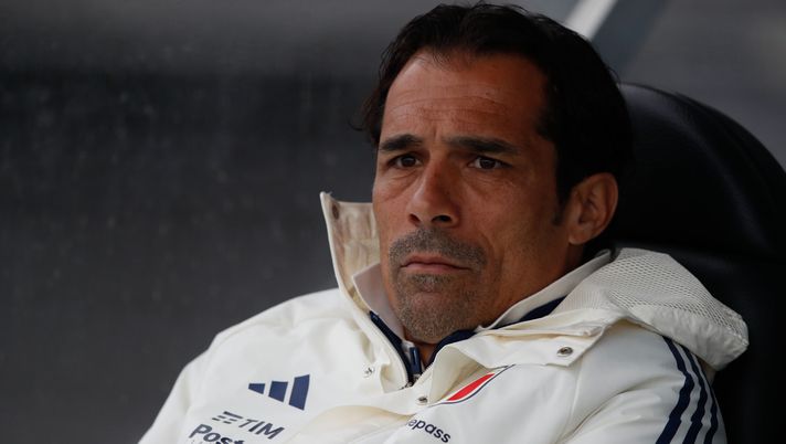 LIGNANO SABBIADORO, ITALY - MARCH 26: Head Coach of Italy, Bernardo Corradi, before kick off at the UEFA EURO 2024 Elite Round Qualifier between Italy U19 and Georgia U19 at Stadio Guido Teghil on March 26, 2024 in Lignano Sabbiadoro, Italy. (Photo by Timothy Rogers/Getty Images) Europei Under 19, tra i pre-convocati di Corradi c’è anche un viola - immagine 1