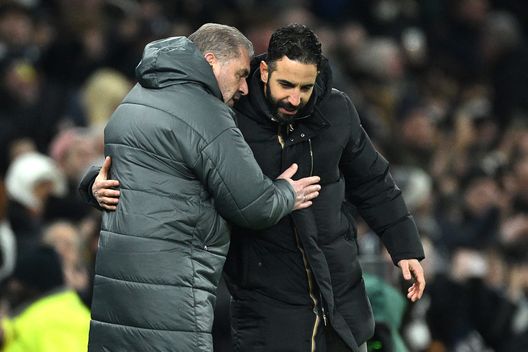 , allenatore del Manchester United, si abbracciano al termine della partita di Premier League tra Tottenham Hotspur FC e Manchester United FC, disputata al Tottenham Hotspur Stadium il 16 febbraio 2025 a Londra, Inghilterra. (Foto di Justin Setterfield/Getty Images) Tottenham–Manchester United: finale infuocata, ecco le parole degli allenatori- immagine 3