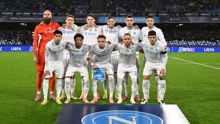 NAPLES, ITALY - NOVEMBER 25: SSC Napoli team posing before the UEFA Champions League 2025/26 League Phase MD5 match between SSC Napoli and Qarabag FK at Stadio Diego Armando Maradona on November 25, 2025 in Naples, Italy. (Photo by Francesco Pecoraro/Getty Images) Champions, la classifica: il Napoli batte il Qarabag e torna in zona play-off - immagine 1