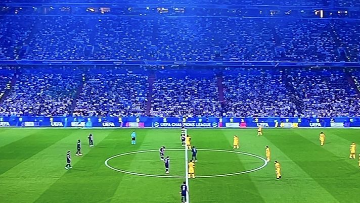 Champions League, spuntano tifosi del Napoli in curva con i parigini! IL VIDEO - immagine 1