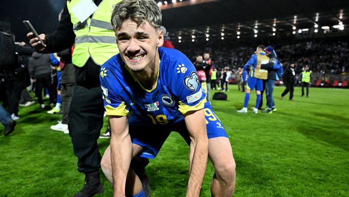 ZENICA, BOSNIA AND HERZEGOVINA - MARCH 31: Kerim Alajbegovic of Bosnia & Herzegovina celebrates the victory after the FIFA World Cup 2026 European Qualifiers KO play-offs match between Bosnia & Herzegovina and Italy at Stadion Bilino Polje on March 31, 2026 in Zenica, Bosnia and Herzegovina. (Photo by Getty Images/Getty Images) CorSport: “Alajbegovic-Atalanta, tutto fermo. Così s’inserisce la Fiorentina” - immagine 1