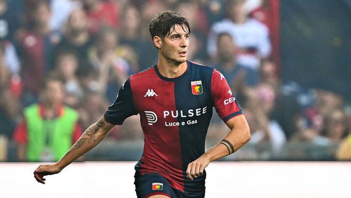 GENOA, ITALY - AUGUST 17: Alessandro Zanoli of Genoa is seen in action during the Serie A match between Genoa and Inter at Stadio Luigi Ferraris on August 17, 2024 in Genoa, Italy. (Photo by Simone Arveda/Getty Images) Genoa, l’infortunio cambia la gestione di Zanoli al fantacalcio: cosa fare all’asta - immagine 1