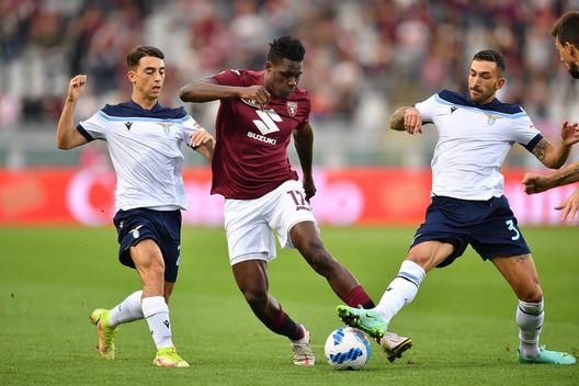 TURIN, ITALY - SEPTEMBER 23: Wilfried Singo (C) of Torino FC is challenged by Raul Moro (L) and Luiz Felipe of SS Lazio during the Serie A match between Torino FC v SS Lazio at Stadio Olimpico di Torino on September 23, 2021 in Turin, Italy. (Photo by Valerio Pennicino/Getty Images)