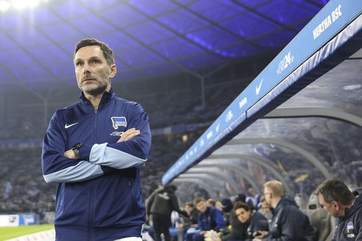 Stefan Leitl, allenatore dell'Hertha Berlino (Foto di Maja Hitij/Getty Images) Troppi giocatori infortunati e affaticati, l’Hertha Berlino annulla l’amichevole con il Basaksehir- immagine 2