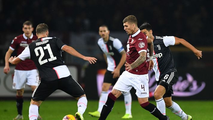 TURIN, ITALY - NOVEMBER 02: Vojnovic Lyanco (R) of Torino FC is challenged by Gonzalo Higuan of Juventus during the Serie A match between Torino FC and Juventus at Stadio Olimpico di Torino on November 2, 2019 in Turin, Italy. (Photo by Valerio Pennicino/Getty Images) Torino, mediana in emergenza: Bremer e Lyanco possibili mosse a sorpresa - immagine 1