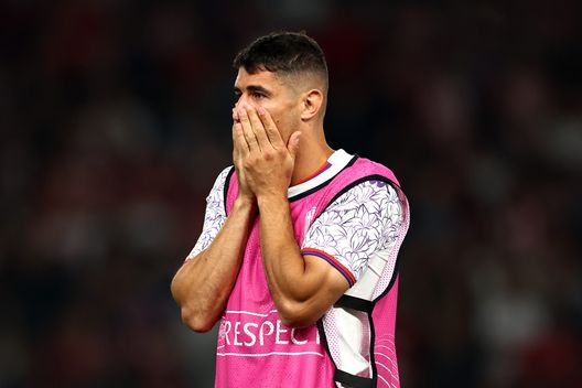 ATHENS, GREECE - MAY 29: Davide Faraoni of ACF Fiorentina looks dejected after the team's defeat in the UEFA Europa Conference League 2023/24 final match between Olympiacos FC and ACF Fiorentina at AEK Arena on May 29, 2024 in Athens, Greece. (Photo by Francois Nel/Getty Images) Dopo Belotti il Como vuole un ex viola. Sondaggio al Verona- immagine 2