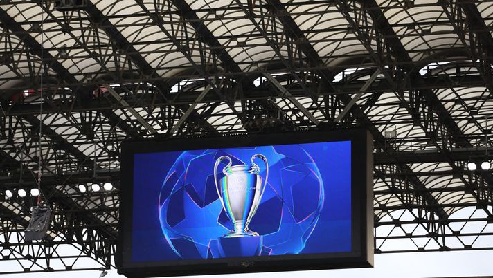 MILANO, ITALIA - 6 MAGGIO: Il trofeo della Champions League è visibile su uno schermo all'interno dello stadio prima della semifinale di ritorno della UEFA Champions League 2024/25 tra FC Internazionale Milano e FC Barcellona allo stadio Giuseppe Meazza, il 6 maggio 2025 a Milano, Italia. (Foto di Marco Luzzani/Getty Images) PSG-Inter