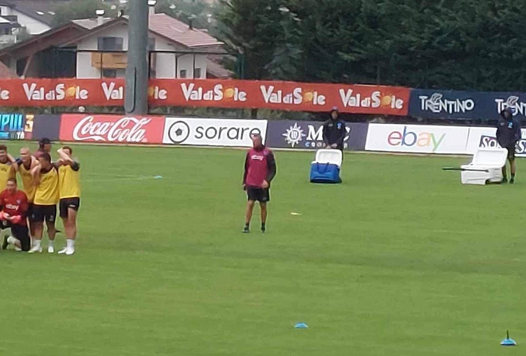 GALLERY La partitella la vincono i gialli: foto di rito per Kvara e compagni - immagine 3