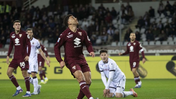 TURIN, ITALY - FEBRUARY 15: Che Adams of Torino FC in action during the Serie A match between Torino FC and Bologna FC 1909 at Stadio Olimpico di Torino on February 15, 2026 in Turin, Italy. (Photo by Stefano Guidi - Torino FC/Torino FC 1906 via Getty Images) Torino, in casa piovono sconfitte: nell’era Cairo solo un’altra volta così male - immagine 1