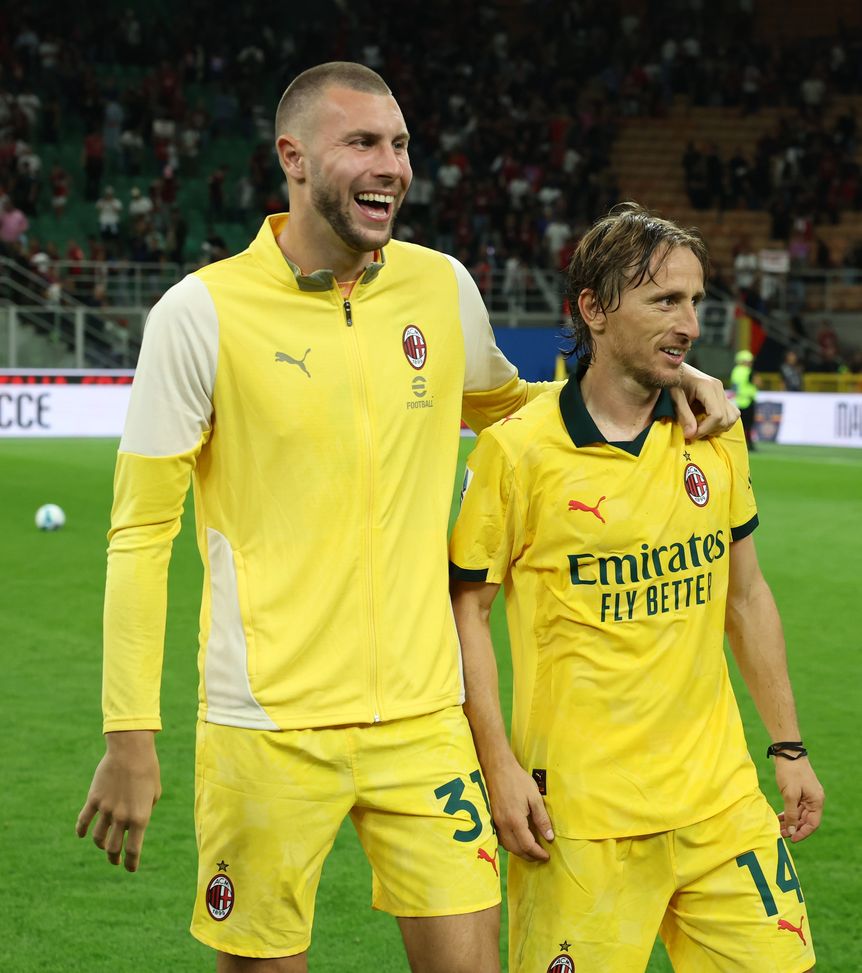 maignan-zoppica-stampelle-san-siro-milan-bologna-infortunio-polpaccio-condizioni-pavlovic-risentimento-flessore-recupero-ko-ultima-ora-aggiornamenti