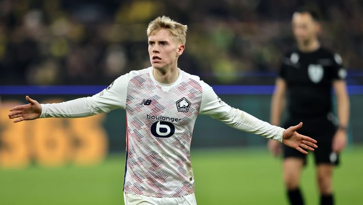 DORTMUND, GERMANY - MARCH 04: Hakon Arnar Haraldsson of LOSC Lille celebrates scoring his team's first goal during the UEFA Champions League 2024/25 Round of 16 first leg match between Borussia Dortmund and LOSC Lille at BVB Stadion Dortmund on March 04, 2025 in Dortmund, Germany. (Photo by Christof Koepsel/Getty Images) Massara su Doukouré e Haraldsson. Paredes al Boca, Ndicka offerto al Real - immagine 1
