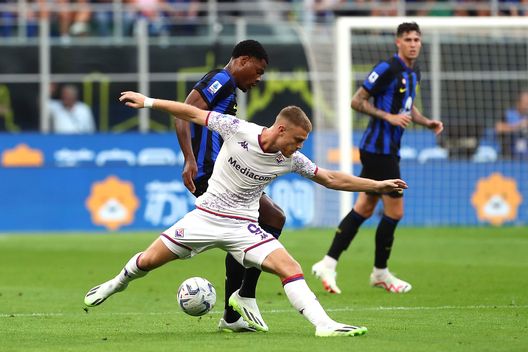 MILAN, ITALY - SEPTEMBER 03: Lucas Beltran of ACF Fiorentina battles for possession with Denzel Dumfries of Inter Milan during the Serie A TIM match between FC Internazionale and ACF Fiorentina at Stadio Giuseppe Meazza on September 03, 2023 in Milan, Italy. (Photo by Marco Luzzani/Getty Images) Tiago Pinto: “Beltran lo conoscevamo, ma non importa. E poi noi abbiamo Lukaku”- immagine 2