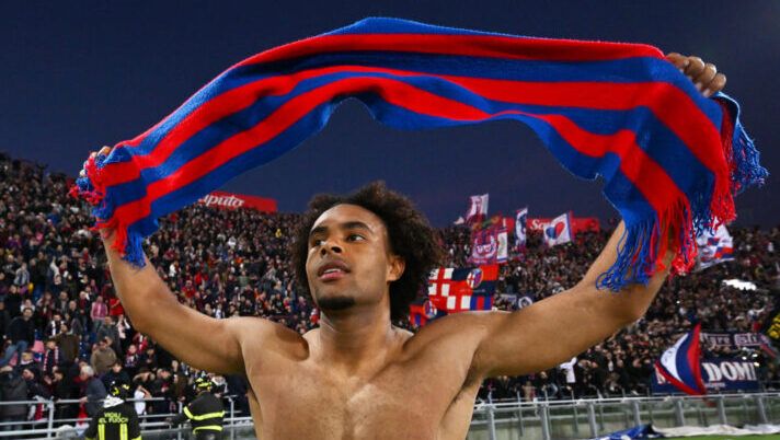 BOLOGNA, ITALY - DECEMBER 23: Joshua Zirkzee of Bologna FC celebrates victory at full-time following the Serie A TIM match between Bologna FC and Atalanta BC at Stadio Renato Dall'Ara on December 23, 2023 in Bologna, Italy. (Photo by Alessandro Sabattini/Getty Images) INFO SOS – Zirkzee, il Milan pagherà la clausola al Bologna: cosa manca per chiudere - immagine 1