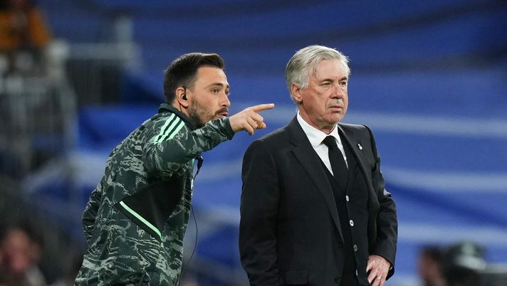 MADRID, SPAIN - APRIL 12: Davide Ancelotti, Assistant Manager of Real Madrid, speaks with Carlo Ancelotti, Manager of Real Madrid, during the UEFA Champions League quarterfinal first leg match between Real Madrid and Chelsea FC at Estadio Santiago Bernabeu on April 12, 2023 in Madrid, Spain. (Photo by Angel Martinez/Getty Images) Davide Ancelotti, possibile addio al Real e papà Carlo: può allenare un club francese - immagine 1