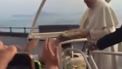 Quando Papa Francesco prese al volo una pizza a Napoli nel 2015