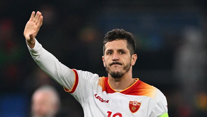 CARDIFF, WALES - OCTOBER 14: Stevan Jovetic of Montenegro shows appreciation to the fans at full-time following the team's defeat in the UEFA Nations League 2024/25 League B Group B4 match between Wales and Montenegro at Cardiff City Stadium on October 14, 2024 in Cardiff, Wales. (Photo by Dan Mullan/Getty Images) Jovetic sulla lotta Scudetto: “Non includo la Juventus. La favorita è soltanto una” - immagine 1