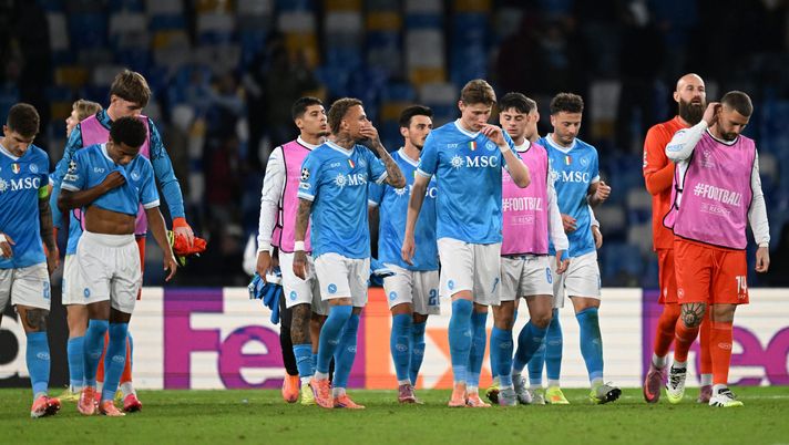 NAPLES, ITALY - NOVEMBER 04: SSC Napoli players show their disappointment after the UEFA Champions League 2025/26 League Phase MD4 match between SSC Napoli and Eintracht Frankfurt at Stadio Diego Armando Maradona on November 04, 2025 in Naples, Italy. (Photo by Francesco Pecoraro/Getty Images) Galdi: “Il problema del Napoli è l’attacco. La corsa ai play off è ancora possibile” - immagine 1
