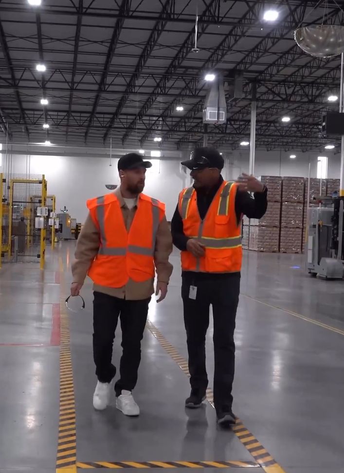 Messi, ecco Leo operaio in fabbrica: un prodotto a sorpresa in arrivo…- immagine 6