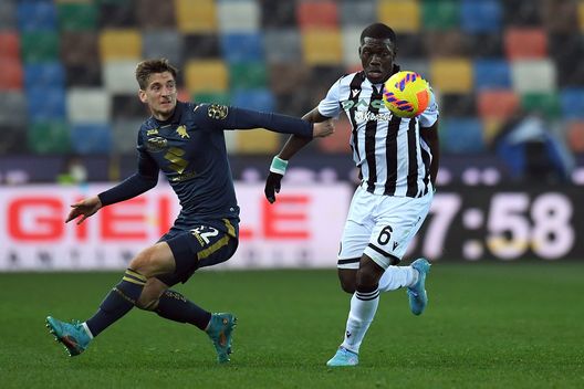 UDINE, ITALY - FEBRUARY 06: Dennis Praet of Torino FC competes for the ball with Jean-Victor Makengo of Udinese Calcio during the Serie A match between Udinese Calcio and Torino FC at Dacia Arena on February 06, 2022 in Udine, Italy. (Photo by Alessandro Sabattini/Getty Images) Il Toro ritrova Praet: quanto è mancato il belga, con lui i gol raddoppiano- immagine 2