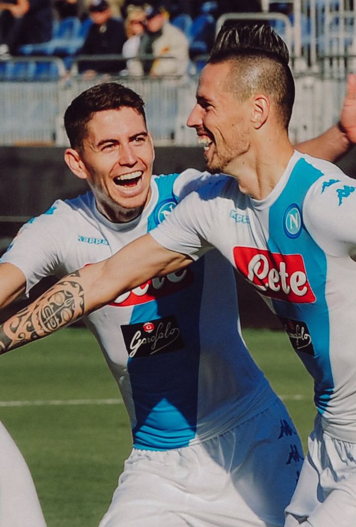 Poco più di 24 ore separano Cagliari-Napoli dal suo fischio d'inizio. Valevole per la 30ª giornata di Serie A, la gara andrà in scena domani, venerdì 20 marzo, alle 18:30. Nel frattempo, per smorzare l'attesa, l'account Instagram della società partenopea ha pubblicato un post composto da undici fotografie, una per ogni battaglia che ha avuto per protagoniste, sotto i riflettori dell'Unipol Domus (e ancor prima dello stadio Sant'Elia), la compagine sarda e quella partenopea. Un viaggio che parte dalla stagione 2010/11 e si conclude con quella più recente più recente, ossia la 2024/25.