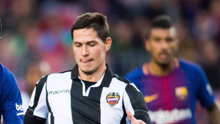 BARCELONA, SPAIN - JANUARY 07: Ousmane Dembele of FC Barcelona conducts the ball under pressure from Sasa Lukic of Levante UD during the La Liga match between Barcelona and Levante at Camp Nou on January 7, 2018 in Barcelona, Spain. (Photo by Alex Caparros/Getty Images) Il Levante “vede” la salvezza, 20′ per Lukic - immagine 1