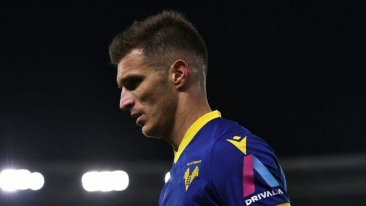 VERONA, ITALY - FEBRUARY 06: Darko Lazovic of Verona looks on during the Serie A match between Hellas Verona and SS Lazio at Stadio Marcantonio Bentegodi on February 06, 2023 in Verona, Italy. (Photo by Alessandro Sabattini/Getty Images) L’Arena: “Verona, Lazovic in scadenza: rinnovo solo in un caso. E per Swiderski…” - immagine 1