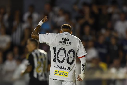 SANTOS, BRAZIL - APRIL 16: Neymar of Santos gestures wearing a special edition jersey for 100 played matches milestone at Urbano Caldeira Stadium (Vila Belmiro) during a match between Santos and Atletico Mineiro as part of Brasileirao 2025, on April 16, 2025 in Santos, Brazil. (Photo by Miguel Schincariol/Getty Images) Un abbraccio di speranza: Neymar incontra Vicente, suo tifoso speciale- immagine 2