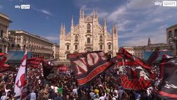 VIDEO/ Funerali Berlusconi, uscita del feretro dal Duomo tra i cori
