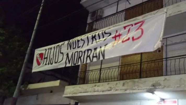 Striscioni e bambole da derby in tutta Avellaneda: Independiente “Racing, vita da mediocri” - immagine 1