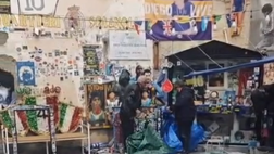 Largo Maradona, il momento della rimozione dei teloni attorno al murale di Diego