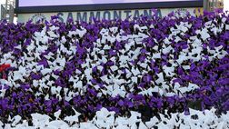 La coreografia diventa poster. In vendita a 10 euro per pagare le multe di domenica