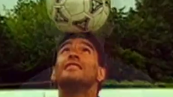 L’immenso talento di Maradona: palleggiava con qualsiasi tipo di sfera