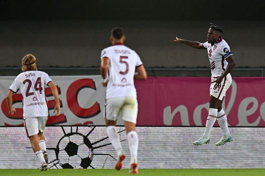 VERONA, ITALY - SEPTEMBER 20: Duván Zapata of Torino FC celebrates after scoring his team second goal during the Serie A match between Verona and Torino at Stadio Marcantonio Bentegodi on September 20, 2024 in Verona, Italy. (Photo by Alessandro Sabattini/Getty Images)