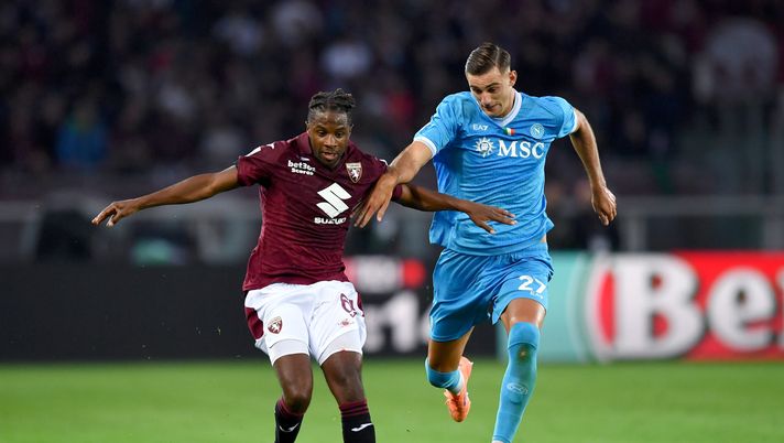 TURIN, ITALY - OCTOBER 18: Adrien Tameze of Torino is challenged by Lorenzo Lucca of Napoli during the Serie A match between Torino FC and SSC Napoli at Stadio Olimpico di Torino on October 18, 2025 in Turin, Italy. (Photo by Valerio Pennicino/Getty Images) Tameze si riprende un posto nel Torino: a Baroni ora il ballottaggio con Ismajli - immagine 1