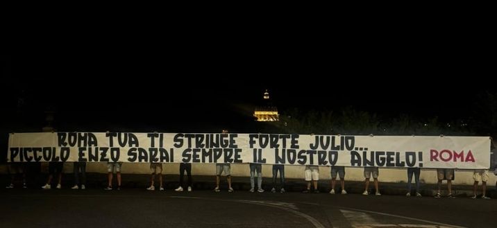 “Roma tua ti stringe forte, Julio”: striscione dei tifosi per il piccolo Enzo- immagine 2