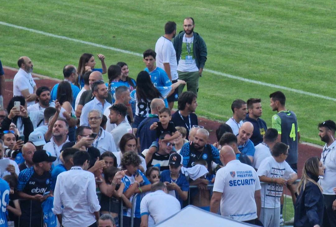 GALLERY Napoli-Anaune, al termine del match i calciatori firmano autografi - immagine 3