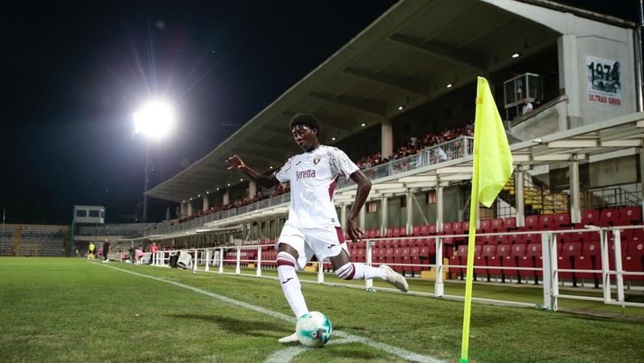 ALESSANDRIA, ITALY - AUGUST 7: Josias Sabone of Torino Primavera in action during the Trofeo Memorial Mamma e Papà Cairo match between Torino and Milan at Stadio Moccagatta on August 7, 2025 in Alessandria, Italy. Photo: Nderim Kaceli Torino Primavera, lezione numero uno: l’approccio alla gara è da migliorare - immagine 1