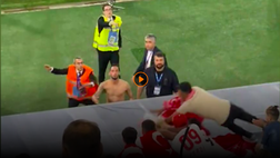 VIDEO Italia-Turchia, tifoso vola per la maglia di Calhanoglu: la clip è virale