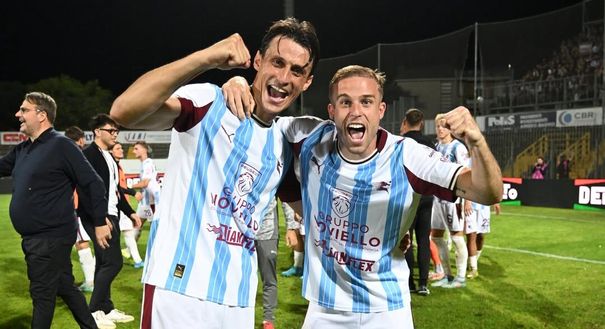 Da sinistra verso destra: Roberto Inglese e Luca Villa festeggiano l'accesso alle semifinali dei play-off di Serie C (vs Ravenna, 20 maggio)