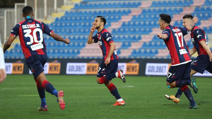 CROTONE, ITALY - MARCH 07: Adam Ounas of Crotone celebrates his team's 4th goal during the Serie A match between FC Crotone and Torino FC at Stadio Comunale Ezio Scida on March 07, 2021 in Crotone, Italy. (Photo by Maurizio Lagana/Getty Images) Crotone-Torino 4-2, l’analisi dei gol: ha ragione Nicola, Ounas fa quel che vuole- immagine 6