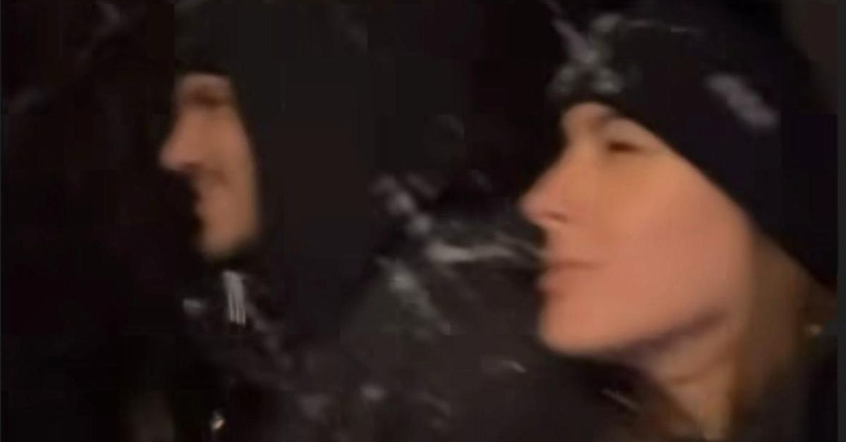 VIDEO / Mauro Icardi e la China Suarez innamorati sotto la neve: le immagini della passeggiata