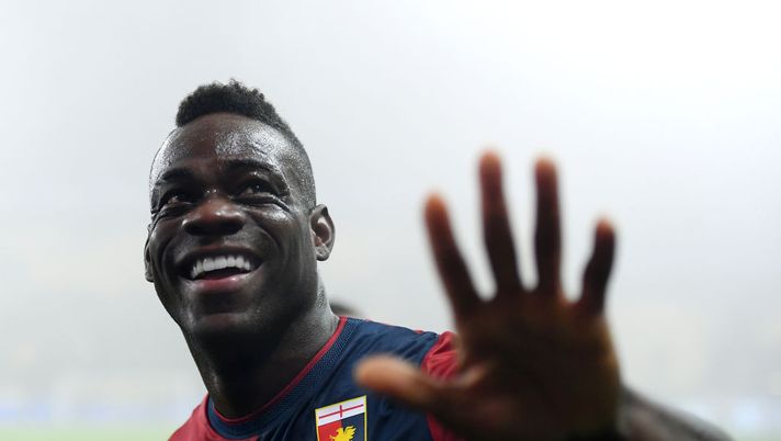 PARMA, ITALY - NOVEMBER 04: Mario Balotelli of Genoa acknowledges the fans during the Serie A match between Parma and Genoa at Stadio Ennio Tardini on November 04, 2024 in Parma, Italy. (Photo by Alessandro Sabattini/Getty Images)  Amelia-Milan-Genoa
