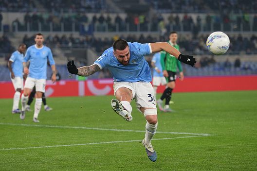 ROMA, ITALIA - 9 MARZO: Mario Gila della SS Lazio calcia il pallone durante la partita di Serie A tra SS Lazio e US Sassuolo Calcio allo Stadio Olimpico il 9 marzo 2026 a Roma, Italia. (Foto di Paolo Bruno/Getty Images) mario-gila-lazio-mercato-rinnovo-futuro