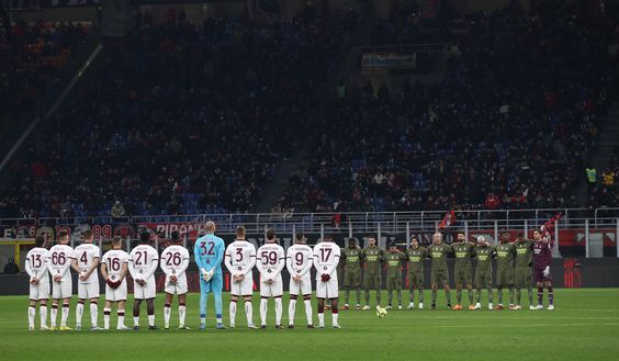 MILAN, ITALY - FEBRUARY 10: The players of both teams observe a minutes silence in respect of the victims of the earthquake in Turke during the Serie A match between AC MIlan and Torino FC at Stadio Giuseppe Meazza on February 10, 2023 in Milan, . (Photo by Marco Luzzani/Getty Images)